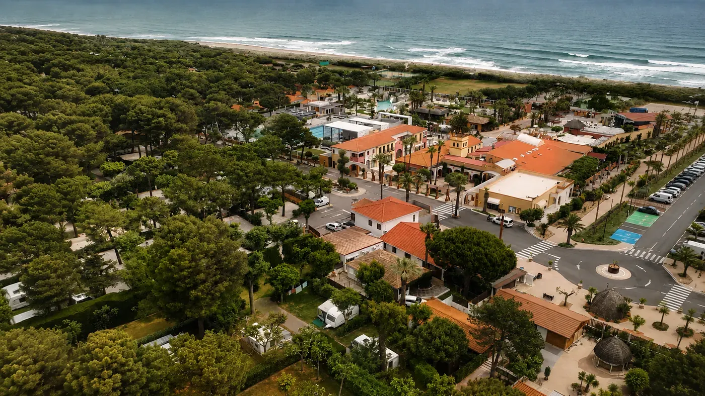 Vue aérienne du camping Le Brasilia, entre la pinède et la plage