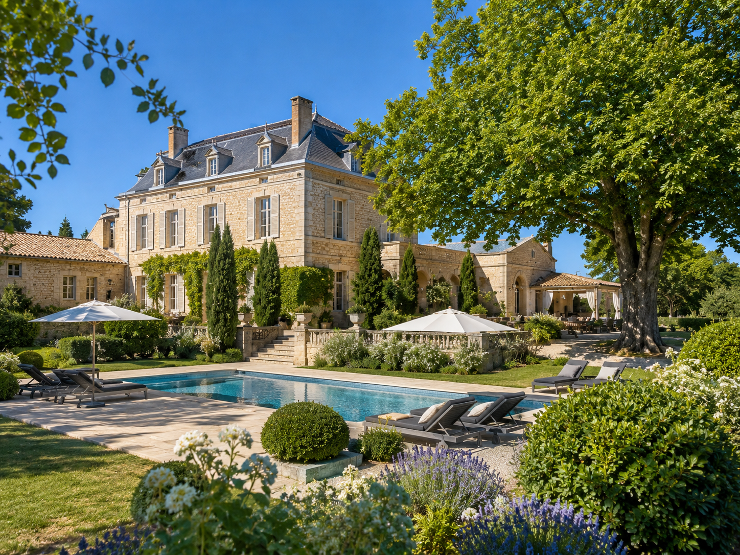 Domaine privé arboré autour d'une grande demeure